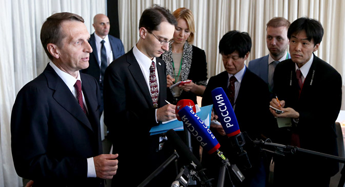 Sergei Naryshkin (left) taking to journalists at the Russian-Japanese Forum on Cooperation in Business, Technology and Culture in Tokyo. Source: Konstantin Zavrazhin / RG