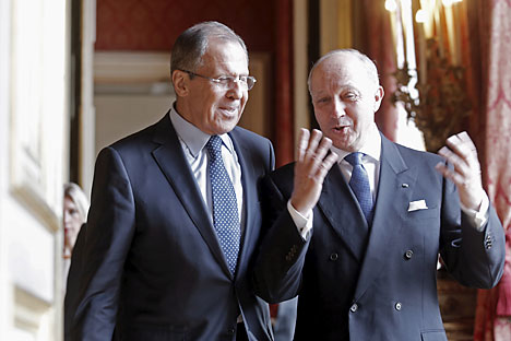 French Foreign Minister Laurent Fabius welcomes his Russian countepart Sergei Lavrov (L) before their bilateral meeting to discuss the Ukraine crisis in Paris, France, June 23, 2015. Source: Reuters/Christian Hartmann