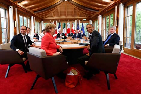 Dari kiri ke kanan: François Hollande, David Cameron, Matteo Renzi, Jean-Claude Juncker, Donald Tusk, Shinzo Abe, Stephen Harper, Barack Obama, dan Angela Merkel pada KTT G7 di Hotel Elmau Castle, Jerman, 8 Juni 2015.