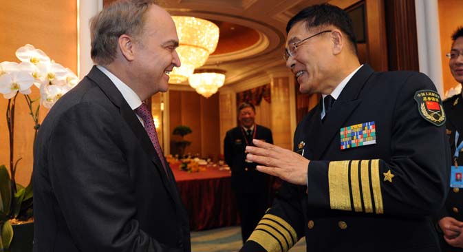 Admiral Sun Jianguo (R), vice chief of staff of China's People's Liberation Army (PLA), meets with Russian Deputy Defense Minister Anatoly Antonov on the sidelines of the 14th Shangri-La Dialogue in Singapore, on May 30, 2015. Source: Photoshot/Vostock Photo