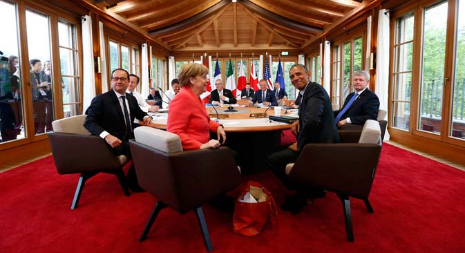 Francois Hollande (left to right), David Cameron, Matteo Renzi, Jean-Claude Juncker, Donald Tusk, Shinzo Abe, Stephen Harper, Barack Obama and Angela Merkel at the G7 summit at Elmau Castle hotel, Germany, June 8, 2015. Source: EPA