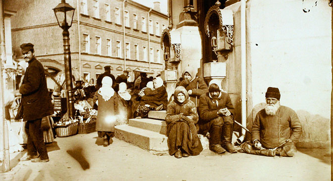 Beggars in front of the Valaam Monastery, Moscow. Source: Getty Images / Fotobank