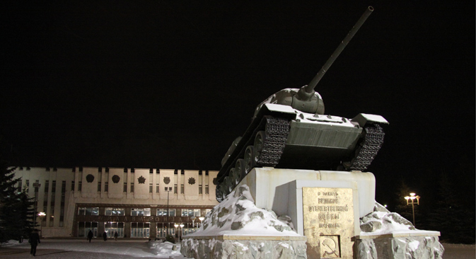 Sebuah tank T-34 di atas tumpuan. Dibuat oleh pabrik Uralvagonzavkd pada masa Perang Dunia II.
