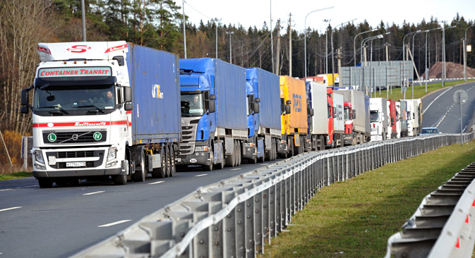 Trucks in a queue outside Torfyanovka border crossing. Source: Yuri Belinsky/TASS 