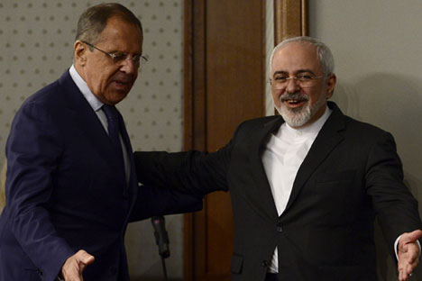 Menteri Luar Negeri Iran Mohammad Javad Zarif (kanan) dan Menteri Luar Negeri Rusia Sergey Lavrov menghadiri konferensi pers di pasanggrahan Kementerian Luar Negeri Rusia di Moskow, 17 Agustus 2015. 