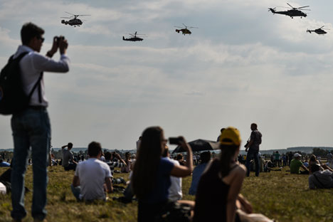Spectators watching indicative span group of helicopters at the International Aviation and Space Salon MAKS 2015 in Zhukovsky near Moscow. Source: RIA Novosti/Vladimir Astapkovich