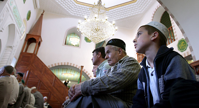 Muslims pray at the Kebir-Jami Mosque in Simferopol, Crimea, July 17, 2015. Source:  Taras Litvinenko / RIA Novosti