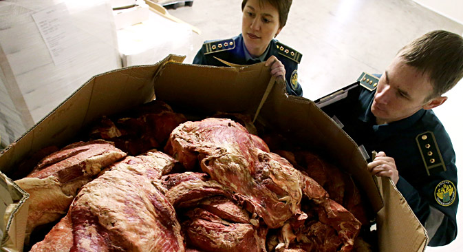 Customs officers inspect detained meat at the Bagrationovsky customs post on the Russian-Polish border, Nov. 26, 2014. Source:  Igor Zarembo / RIA Novosti. 
