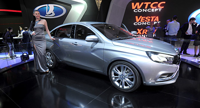 Lada Vesta na otvoritveni slovesnosti na forumu avtomobilske industrije v Toljatiju, 2014. Vir: PhotoXPress
