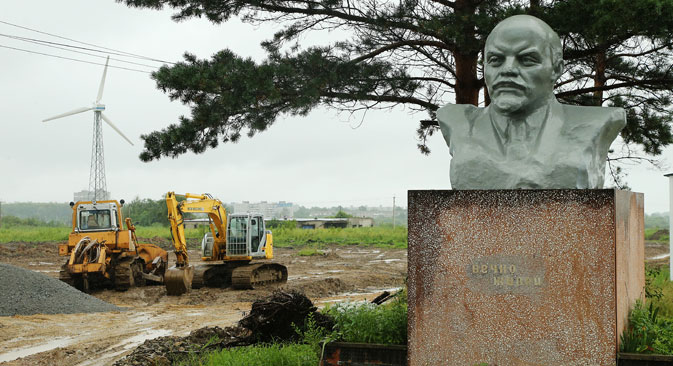 While heavy-duty bulldozers were destroying banned European food, Vladimir Ilyich Ulyanov was prevented from participating in local parliamentary elections in Ulyanovsk. Source: Kommersant