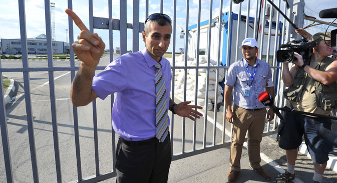 Head of the Permanent Mission of the Organization for Security and Cooperation in Europe (OSCE) Paul Picard (left) during a visit to the Gukovo border crossing between Russia and Ukraine. Source: TASS