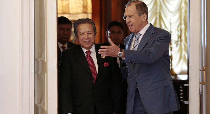 Russian Foreign Minister Sergey Lavrov, right, and his Malaysian counterpart Anifah Aman enter a hall for their talks in Moscow on Thursday, July 11, 2013. Source: AP