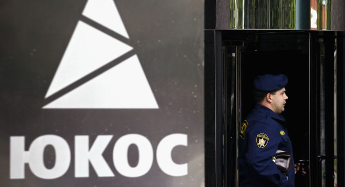 A security guard stands outside the main office building of Russian oil giant Yukos, on July 5, 2004 in Moscow. Source: Getty Images / Fotobank