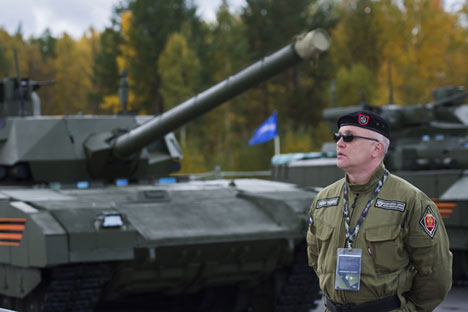 Seorang perwira militer berjaga di sekitar tank Armata pada Pameran Persenjataan Rusia Ke-10.