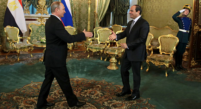 Russia's President Vladimir Putin (L) and Egypt's President Abdel Fattah el-Sisi (C) shake hands during a meeting at the Moscow Kremlin, Aug.26. Source: Mikhail Metzel / TASS