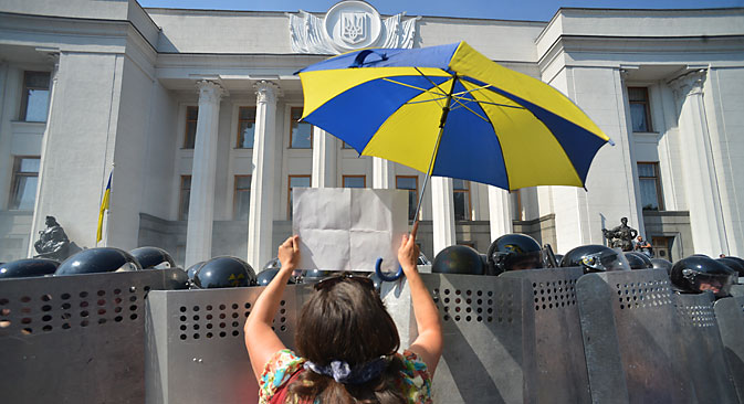 Protesti pred poslopjem Verhovne rade v Kijevu. 