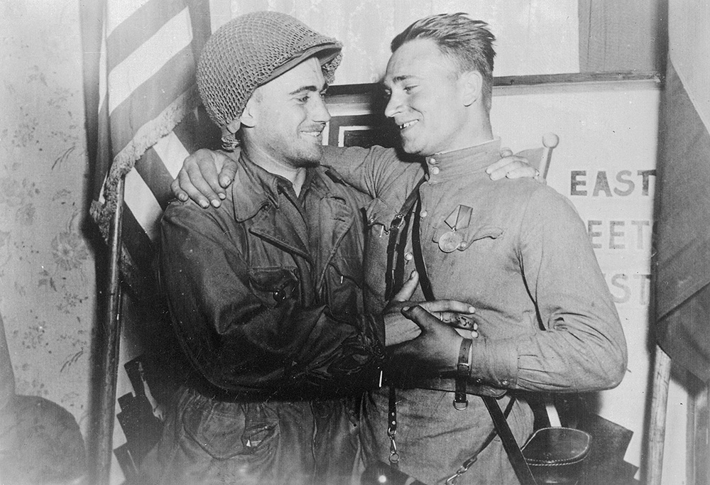 El teniente estadounidense William Robertson y el teniente soviético Alexandr Silvashko.