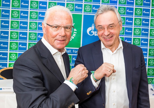 Der deutsche Fußballstar Franz  Beckenbauer (links) und Wjatscheslaw Krupenkow (rechts), Generaldirektor von Gazprom Germania GmbH, auf dem Eröffnungsfeier in München. 