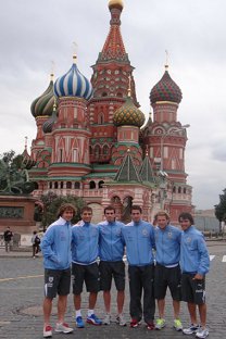 Algunos jugadores uruguayos posan junto a la catedral de San Basilio. Foto: auf.org.uy.