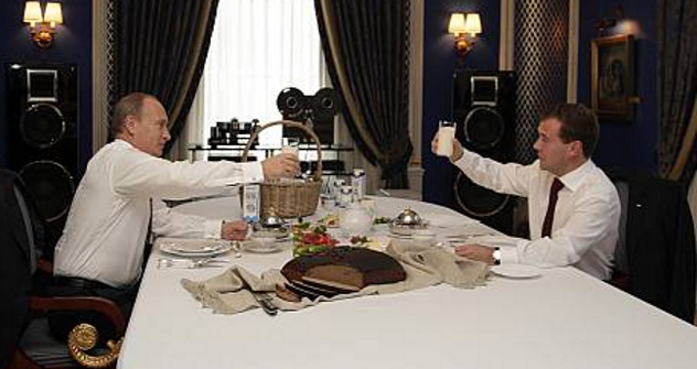 El presidente Medvédev, y el presidente electo, Putin, disfrutan de un vaso de leche en la residencia oficial del primero. Fuente: Itar Tass