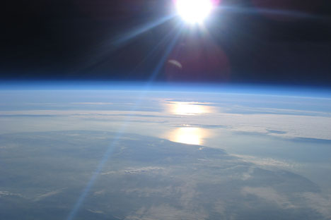 Foto tomada desde la estratosfera en la que se puede apreciar la curvatura del horizonte. Fuente: Proyecto Icarus.