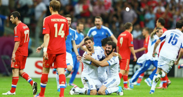 Karagounis, capitán griego, defendido por Zhirkov en el momento del gol (Foto: UEFA.com)