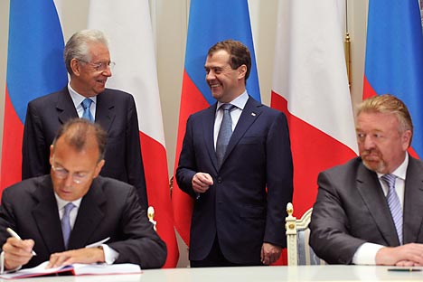 Mesa donde se firmaron los acuerdos bilaterales Rusia-Italia durante la visita oficial del primer ministro italiano, Mario Monti, a Moscú. Foto: Itar-Tass.