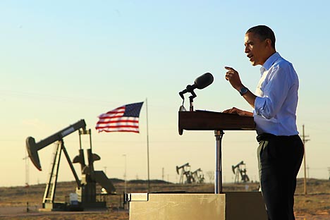 Con unas bombas extractoras como telón de fondo, el presidente Barack Obama da un discurso en un campo petrolífero y de gas en Maljamar, Nuevo México, el miércoles 21 de marzo de 2012. Fuente: AP.