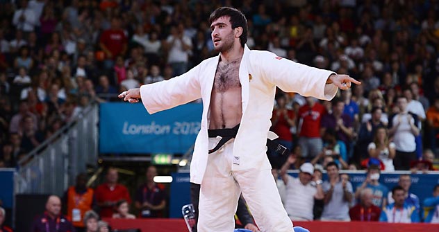 Mansur Isaev, oro en la categoría de hasta 73kg. Fuente: Getty Images.