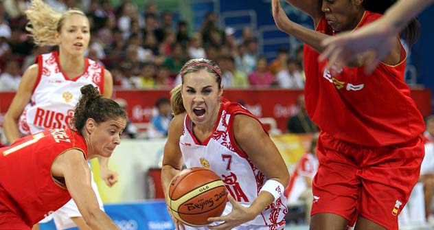 Rebeca Hemmon disputa un balón. Fuente: ITAR-TASS