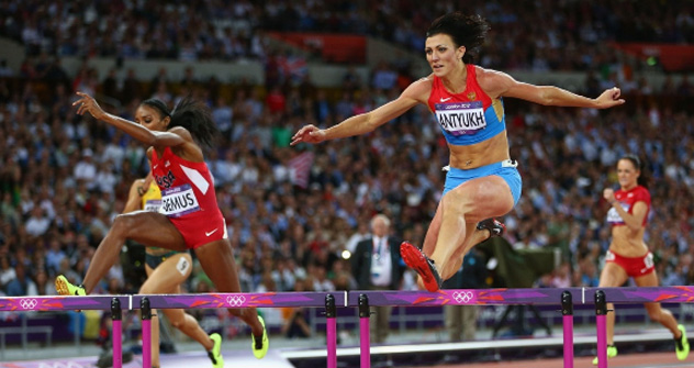 Alexéi Obmochaev celebra la victoria rusa sobre Polonia en cuartos de final de vóley. Foto: london2012.com.