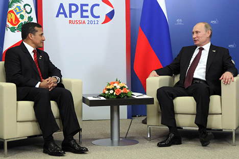 El presidente de Rusia Vladímir Putin y el presidente de Perú Ollanta Humala están hablando durante la cumbre APEC. Fuente: Reuters / VostockPhoto.