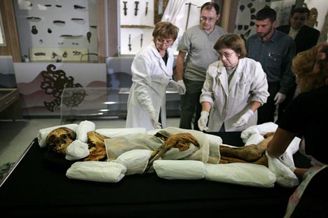 El personal del Museo de Arqueología y Etnografía embala a la momia de Princesa de Ukok para entrega al Museo Nacional de A.Anokhin en la república de Altai. Fuente: Alexandr Kryazhev / RIA Novosti.