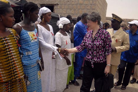 Helen Clark, de UNDP, saluda a un grupo de mujeres en Tombuctú en una clínica dedicada a tratar enfermos de VIH en Malí.Fuente:Flickr / United Nations Development Programme.