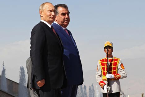 Los presidentes de Rusia y Tayikistán, Vladímir Putin y Emomale Rajmon durante una ceremonia de bienvenida en Dushanbé,Tayikistán, 5 de octubre de 2012. Fuente: AP.