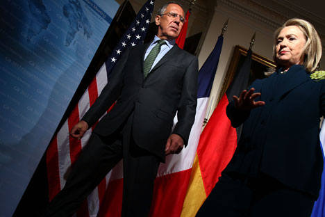 El Ministro de Asuntos Exteriores Sergei Lavrov con la Secretaria de Estado Hillary Clinton. Fuente: Gettyimages / Fotobank.