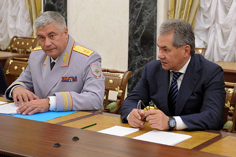 El ministro de Asuntos Interiores Vladímir Kolokolcev y ministro de defensa Serguéi Shoigú. Fuente: ITAR-TASS