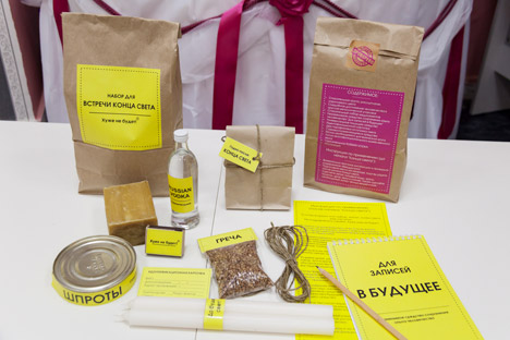 En la ciudad rusa de Tomsk se ha puesto a la venta un kit con una botella de vodka, vendas, pastillas de jabón y otros objetos útiles. Fuente: ITAR-TASS