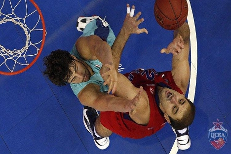Nenad Krstic, CSKA, y Ante Tomic, Barcelona, pugnan en la zona. Fuente: cskabasket.com.