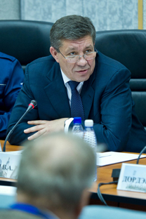 El presidente de la agencia ROSKOSMOS, Vladímir Popovkin. Fuente: flickr / nasa hq photo