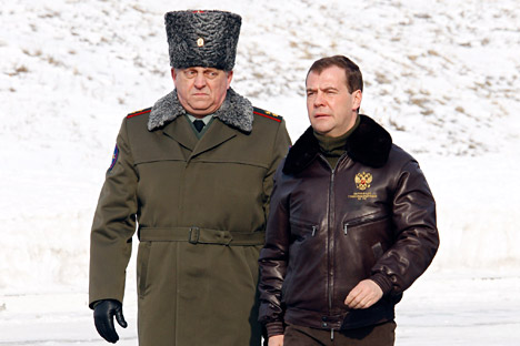 Teniente general Serguéi Karakaev y Presidente del Gobierno de Rusia Dmitri Medvedev. Fuente: ITAR-TASS