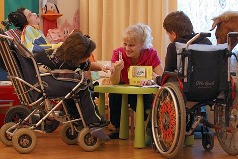 Una voluntaria juega con niños en una centro médico de San Petersburgo. Fuente: Itar-Tass