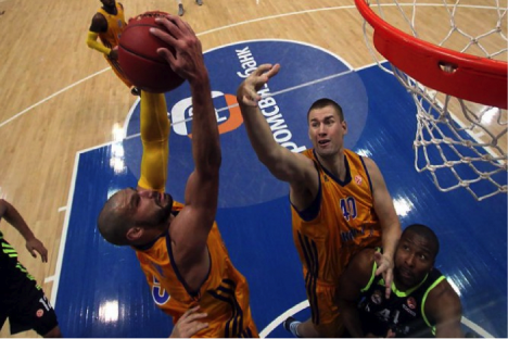 Augustine y Davis (Jimki) disputan por un rebote durante el partido ante el Madrid. Fuente: bckhimki.ru.