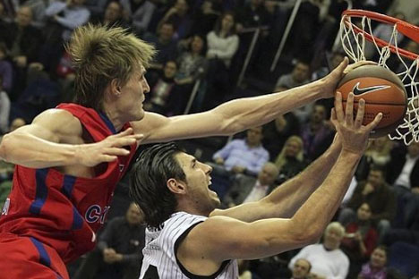 La estrella del CSKA, Andrei Kirilenko, tapona al capitán del Bilbao Basket, Marko Banic. Foto de EFE.