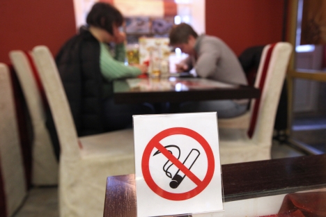 La recién aprobada ley antitabaco aprobada en la Duma limitará los lugares en los que se puede fumar. Fuente: ITAR-TASS