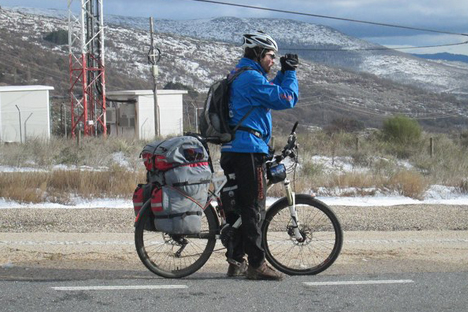 Alen Hairulen durante un momento del viaje de 21.000 kilómetros que va a hacer en bicicleta, junto a Pavel Grachev. Fuente: Pavel Grachev.