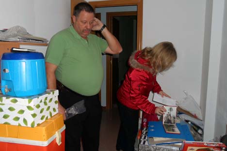 Antonio y Iulia Benzal aún conservan muchos de sus objetos personales en el piso del que están a punto de ser desahuciados. Fuente: Maite Montroi