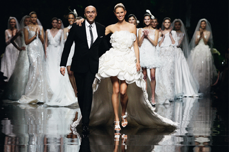 El diseñador Manuel Mota y la modelo Karolina Kurkova, en el desfile de presentación de la colección 2013. Fuente: Pronovias