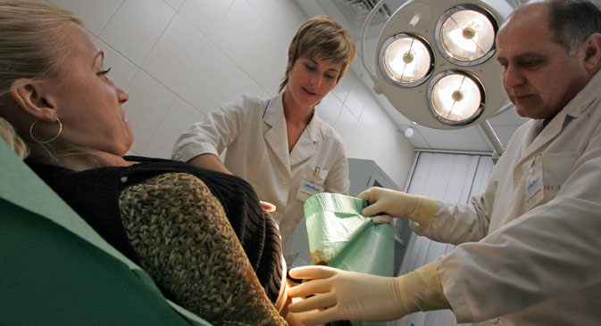 Desde el 1 de enero los ciudadanos rusos tienen que pagar por todo aquello que no forme parte de los programas básicos del Seguro Médico Obligatorio. Fuente: Kommersant