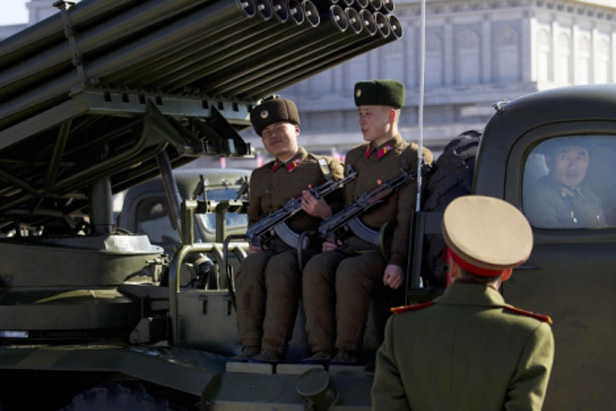 Soldados nord coreanos en el centro de Pyongyang. Fuente AP